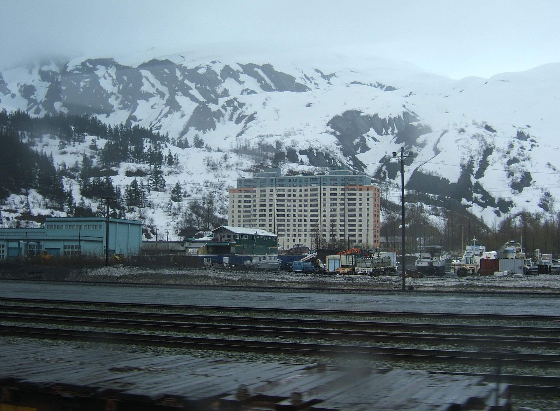 Whittier, la ciudad de Alaska donde todos los ciudadanos viven en un mismo edificio
