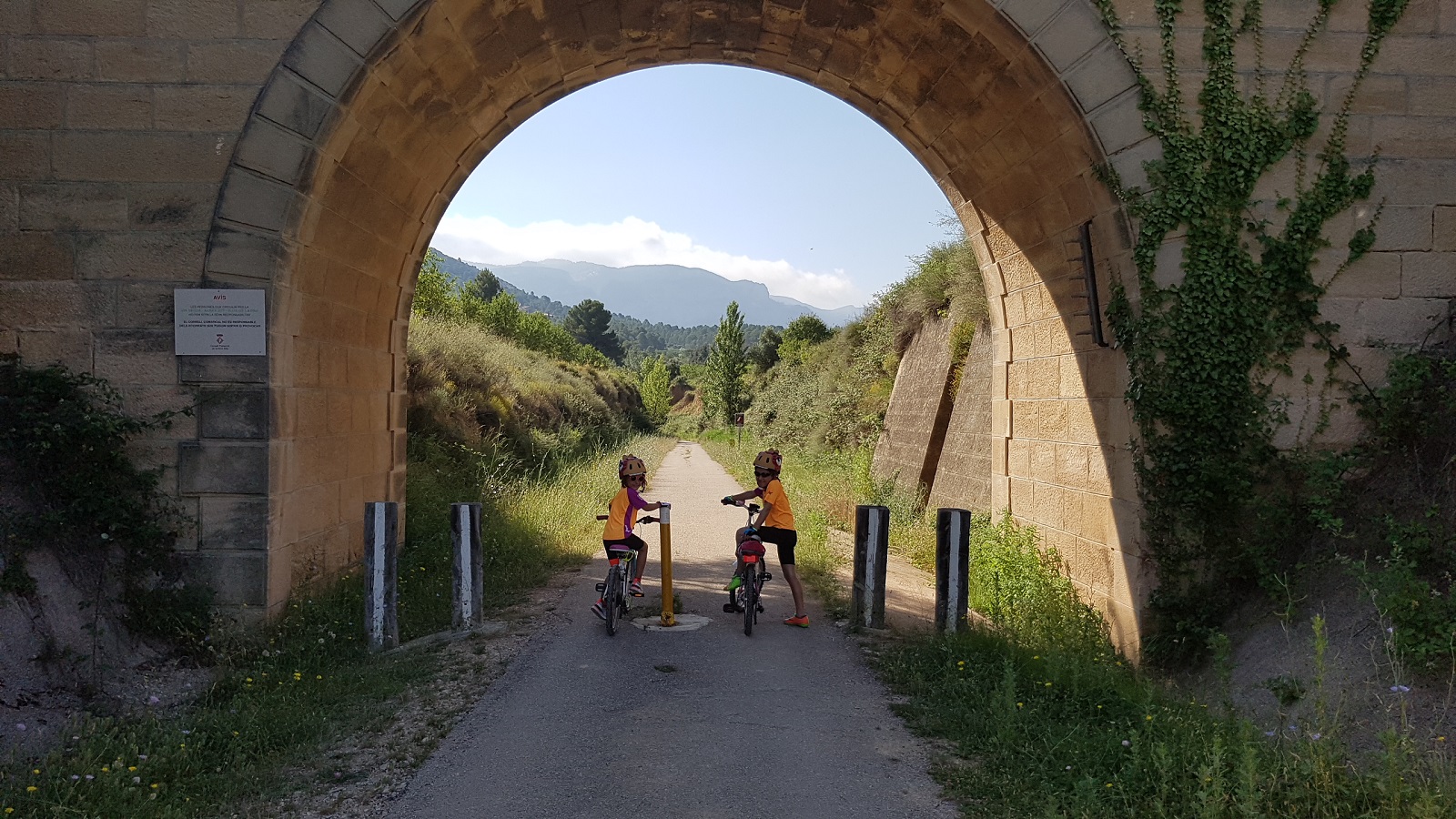 Un fin de semana familiar pedaleando por la vía de tren de la Val de Zafán