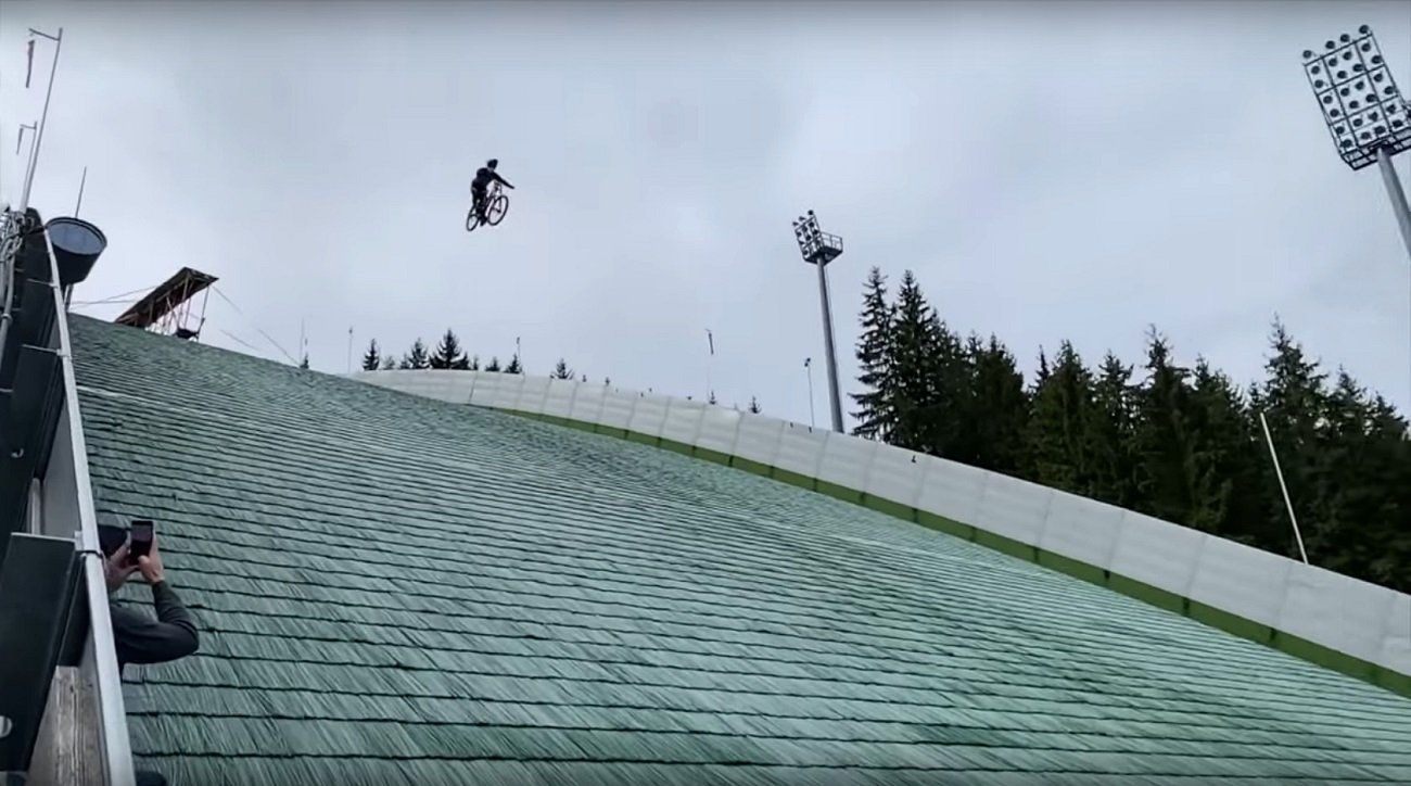 Aparatosa caída buscando el récord de salto en bicicleta en un trampolín de esquí