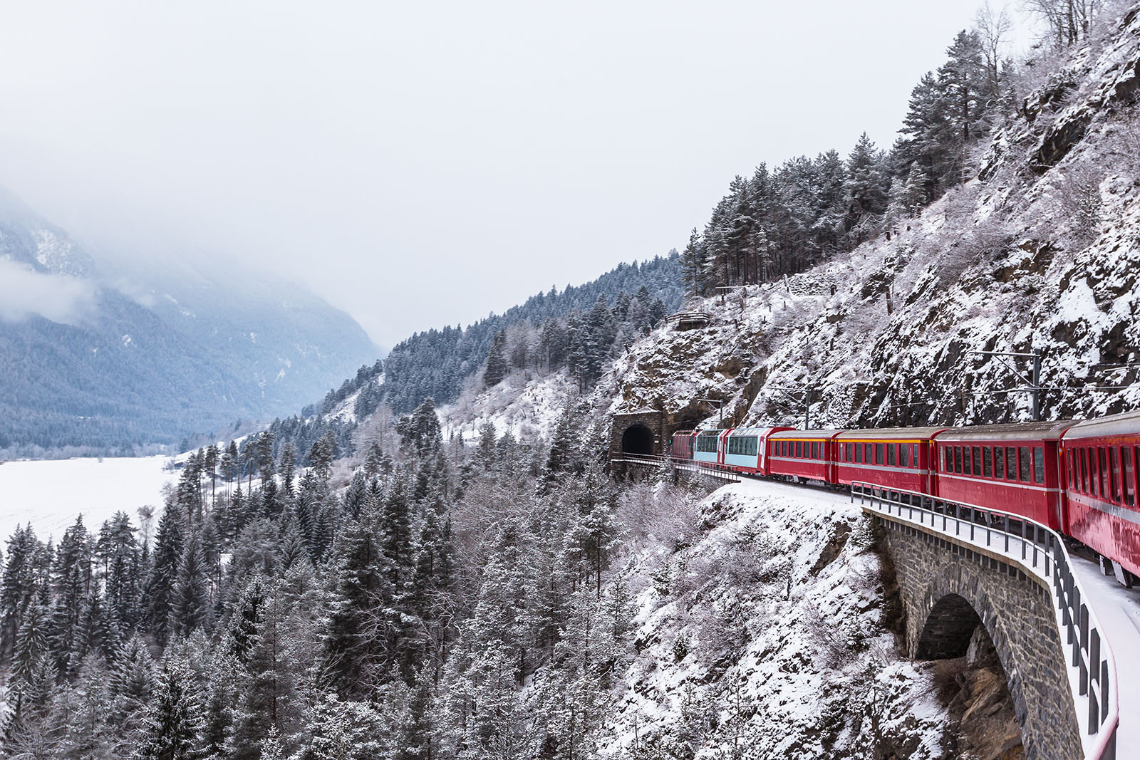 A bordo del Glacier Express: panorámicas de los Alpes Suizos a cámara lenta
