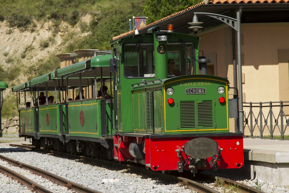 Tren Ciment: El viaje en el ferrocarril turístico permite visitar magníficos lugares naturales del Berguedà