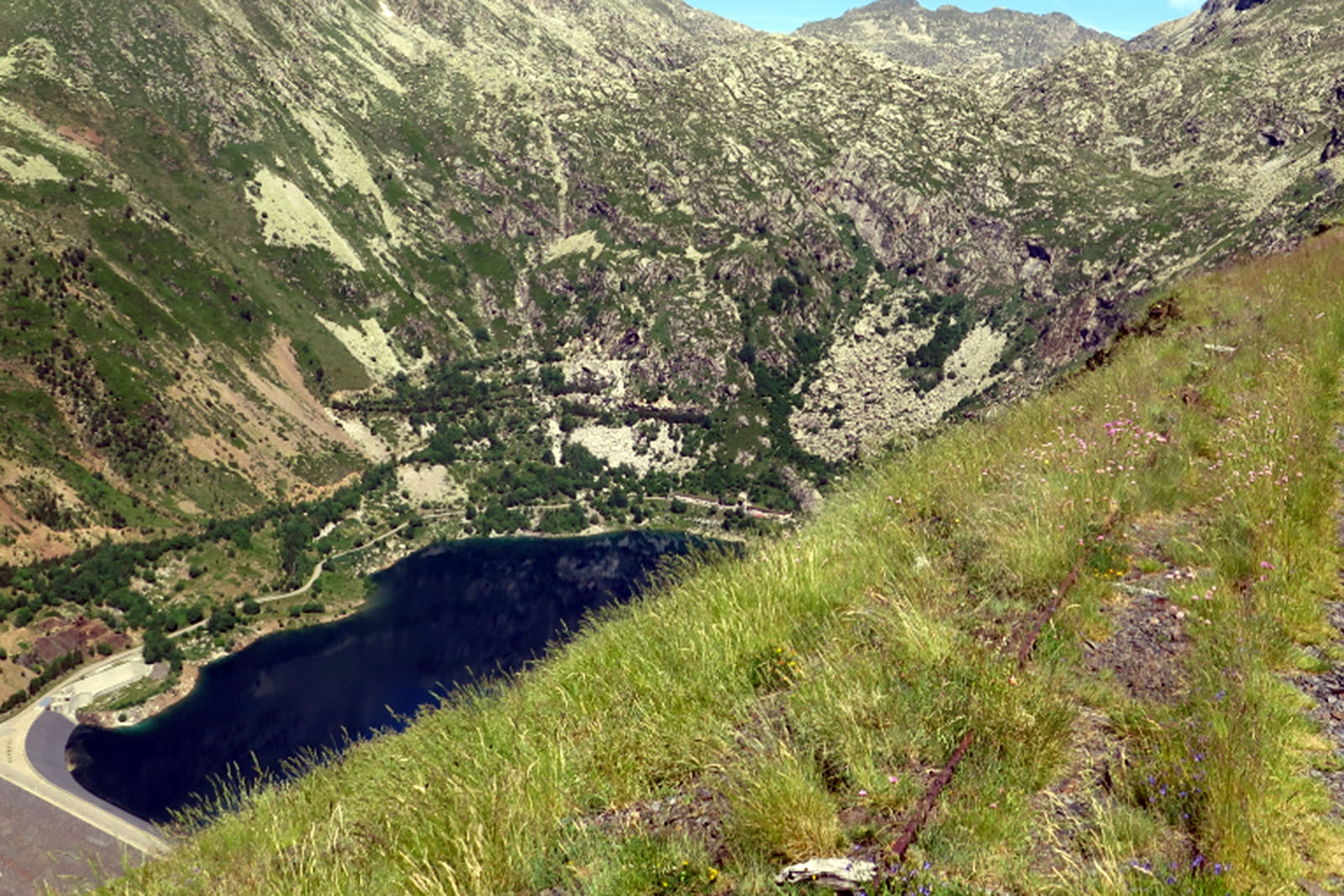 Vistas al Estany Gento desde el trazado del Carrilet del Estany Gento