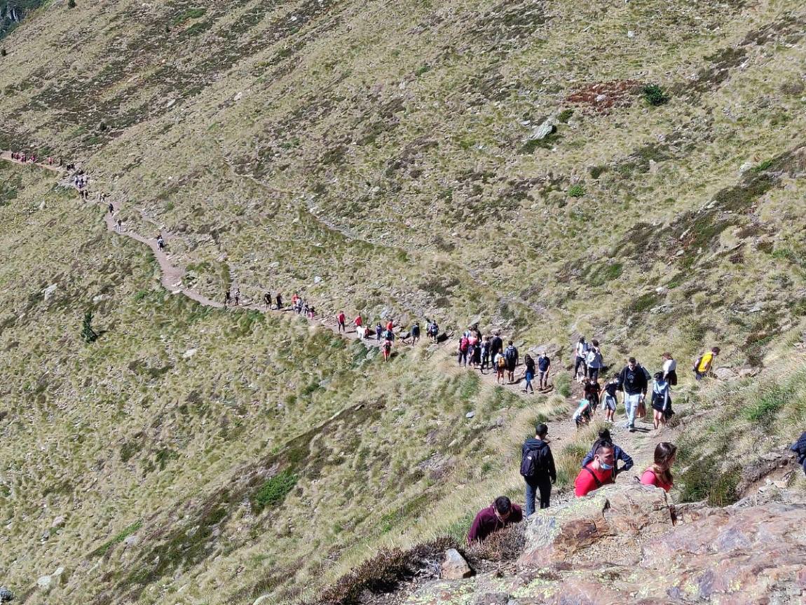 El verano “excelente” en la montaña obliga a plantearse si hay que protegerla de la "invasión"