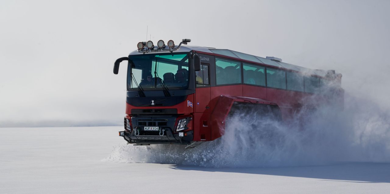 Bus de ciencia ficción para visitar un glaciar de Islandia en peligro de desaparición