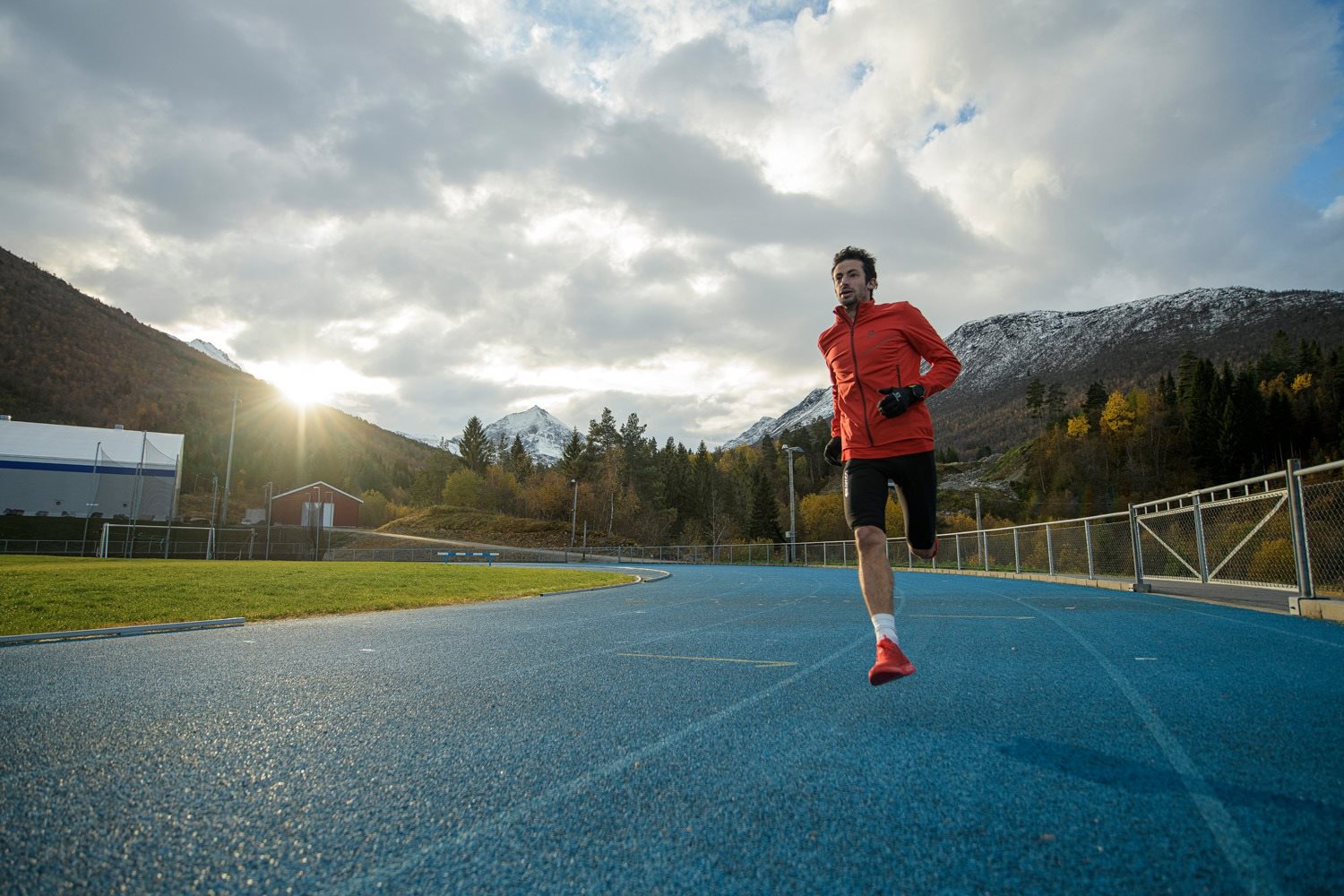 Kilian Jornet intenta batir el récord de correr 24 horas “en pista”