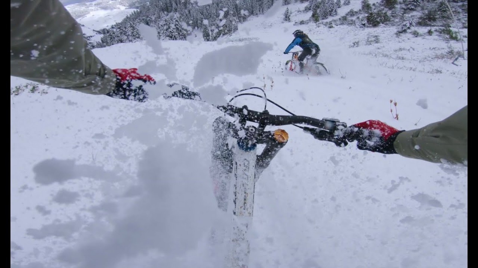 Espectacular descenso en bicicleta por una pendiente de nieve virgen