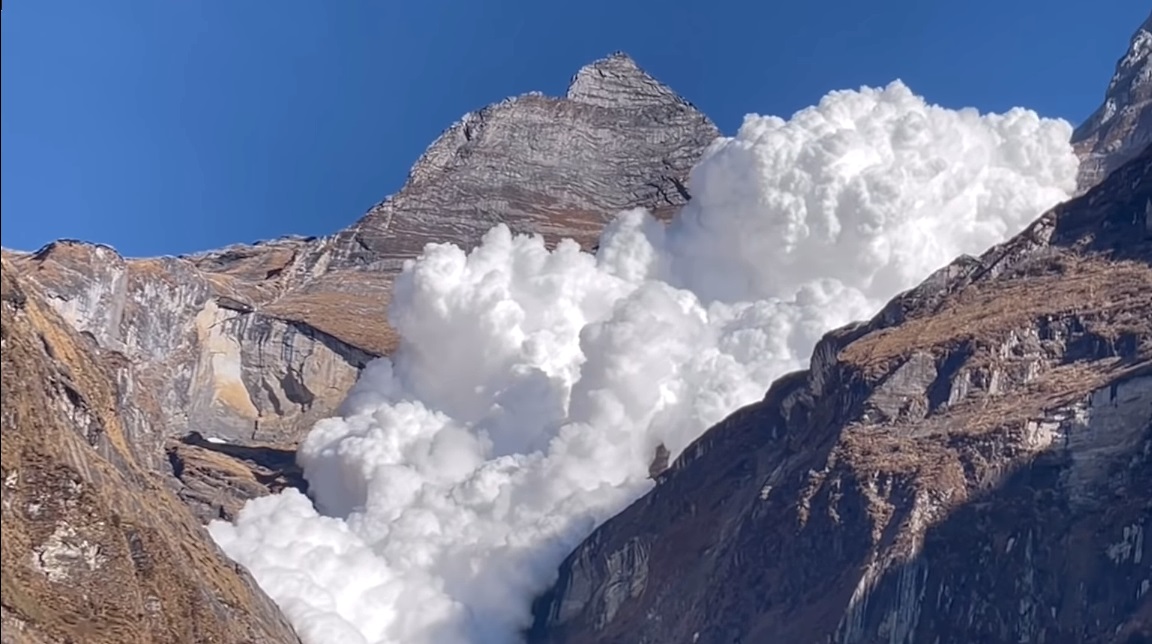 Esto es lo que pasa si te quedas grabando con el móvil el descenso de una gigantesca avalancha. Captura del vídeo.