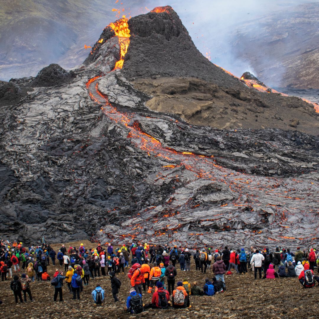 Un volcán de Islandia en plena erupción se convierte en una atracción turística