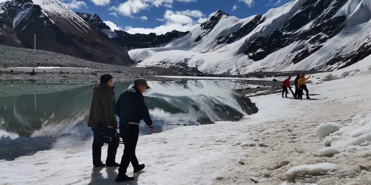 Con una altitud de 6.010 metros, Khukchung Gangri es el glaciar más próximo a Lhasa y permite practicar escalada de roca y hielo, esquiar o bañarse en aguas termales.