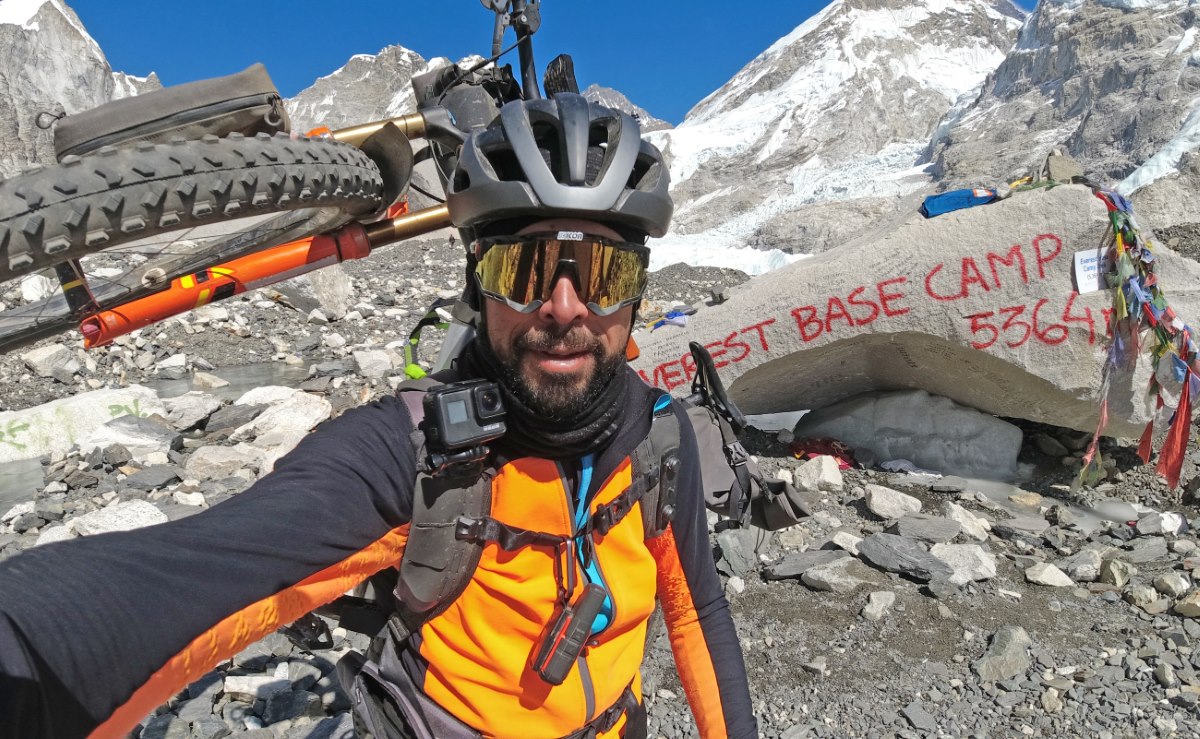 Omar di Felice, primero en llegar al campo base del Everest en bicicleta en invierno 