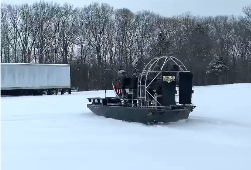 Vídeo: las lanchas de pantano van que se las pelan en la nieve 