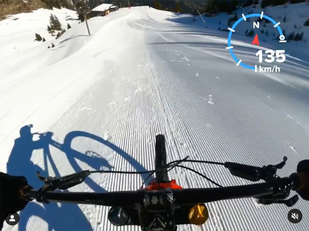 A 135 km/h bajando en bicicleta por una pista de esquí
