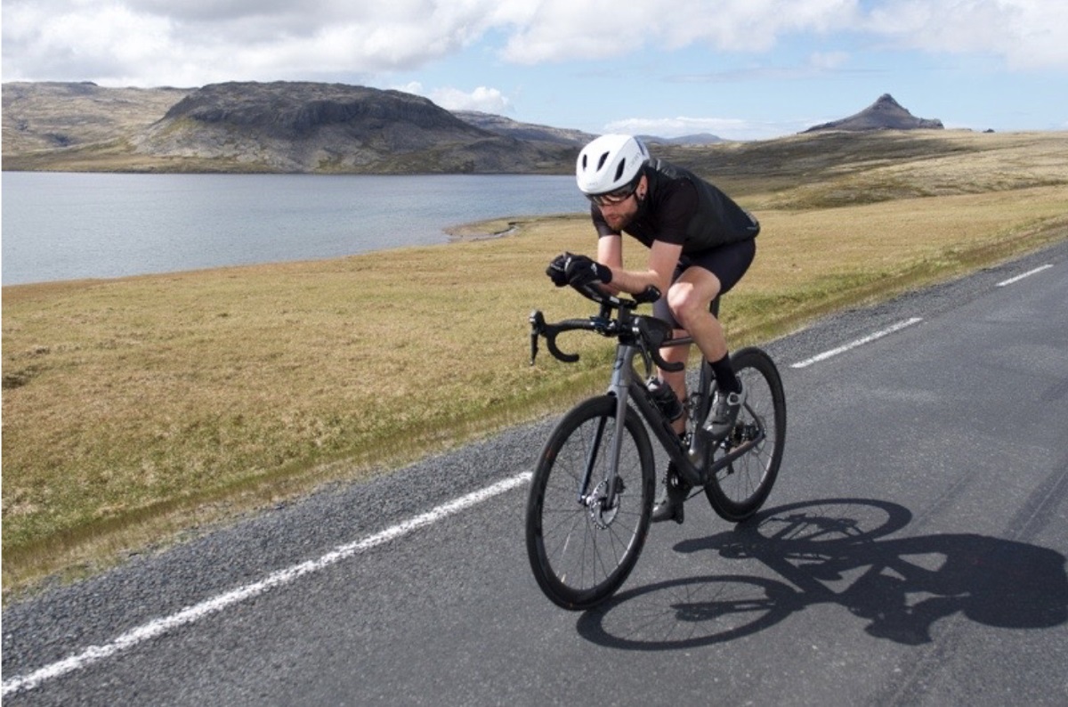 El aventurero Jake Catterall intenta batir un récord mundial en bicicleta alrededor de Islandia 