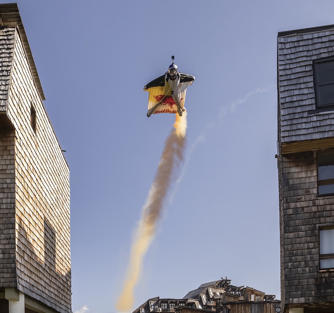 Soul Flyers sobrevuela la estación de esquí de Avoriaz a 250 km / h en wingsuit