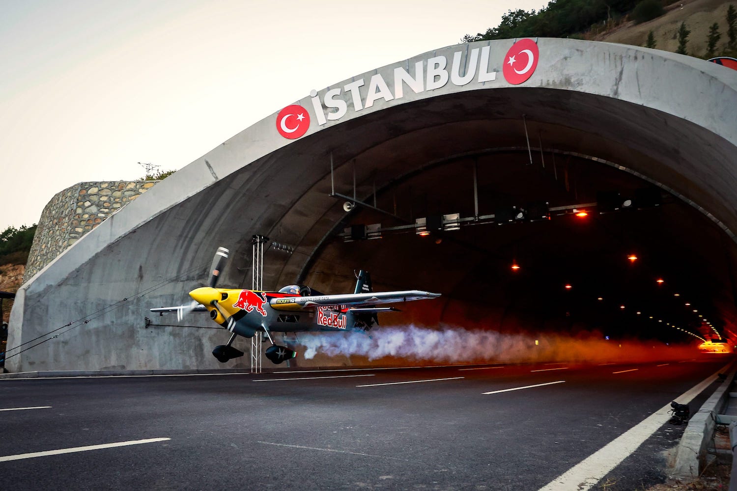 Récord del mundo atravesando dos túneles con un avión