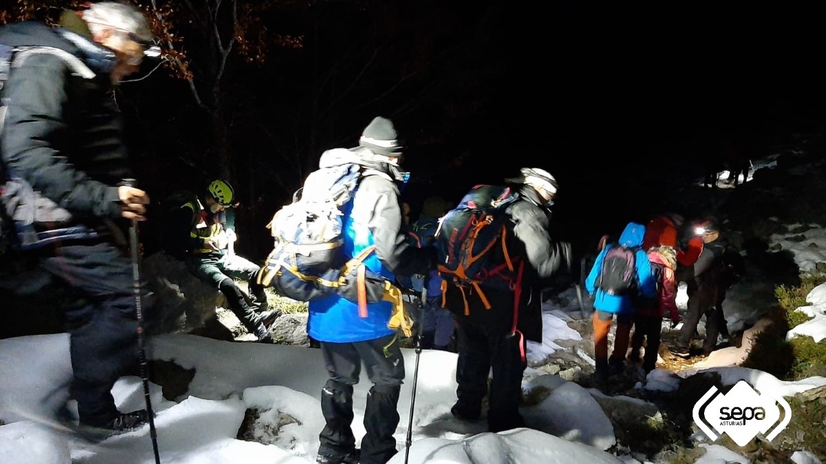Rescatados de madrugada 11 senderistas en los Picos de Europa desorientados por la nieve