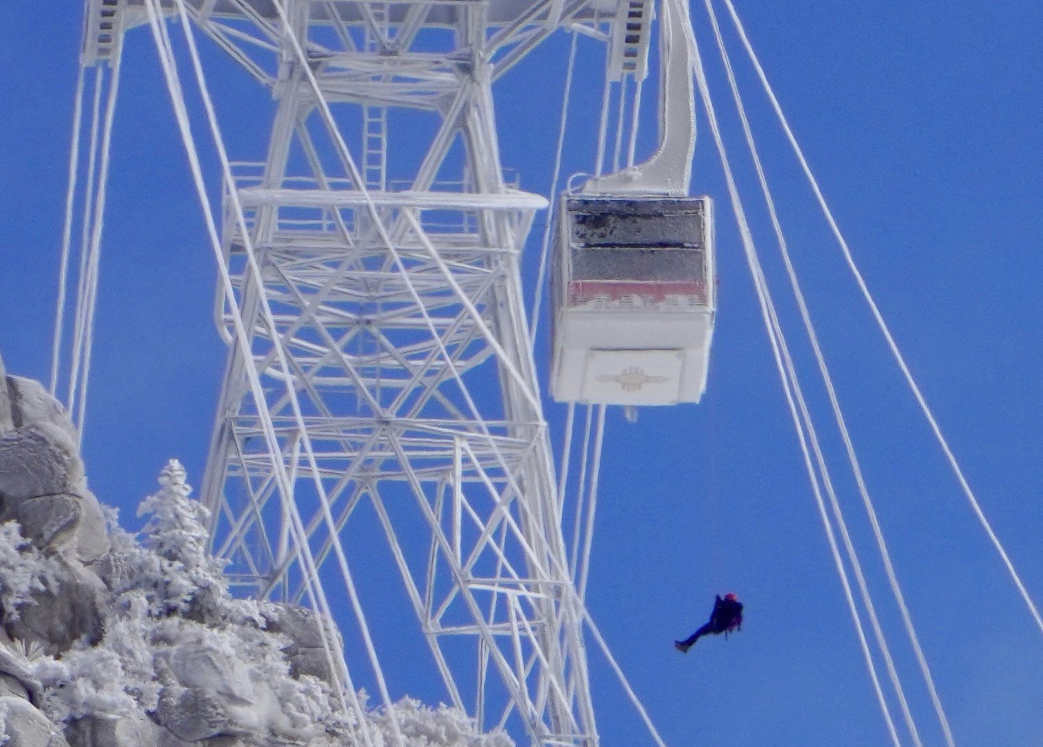 21 personas rescatadas tras pasar la Nochevieja atrapadas en un teleférico en Estados Unidos