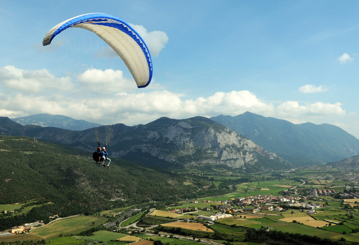 Atrévete con dos experiencias memorables en el Pirineo de Lleida desde el cielo