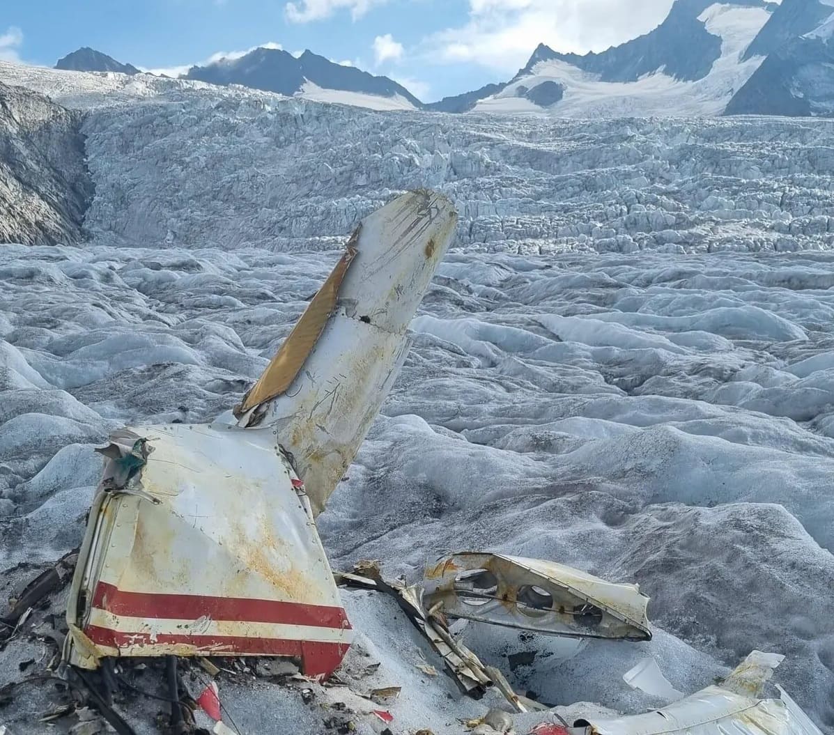 El deshielo de un glaciar descubre un avión estrellado hace medio siglo en los Alpes