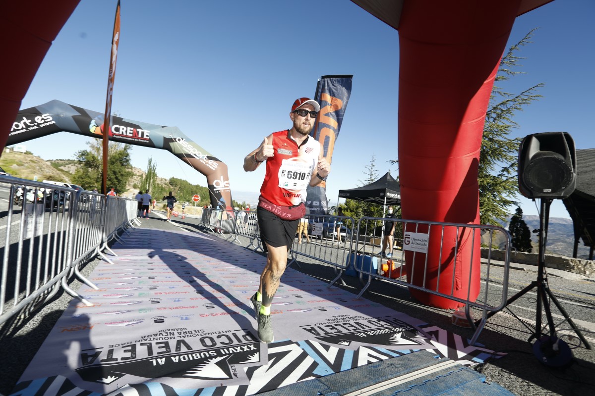 500 corredores se ponen a prueba en la mítica "Subida al Veleta"