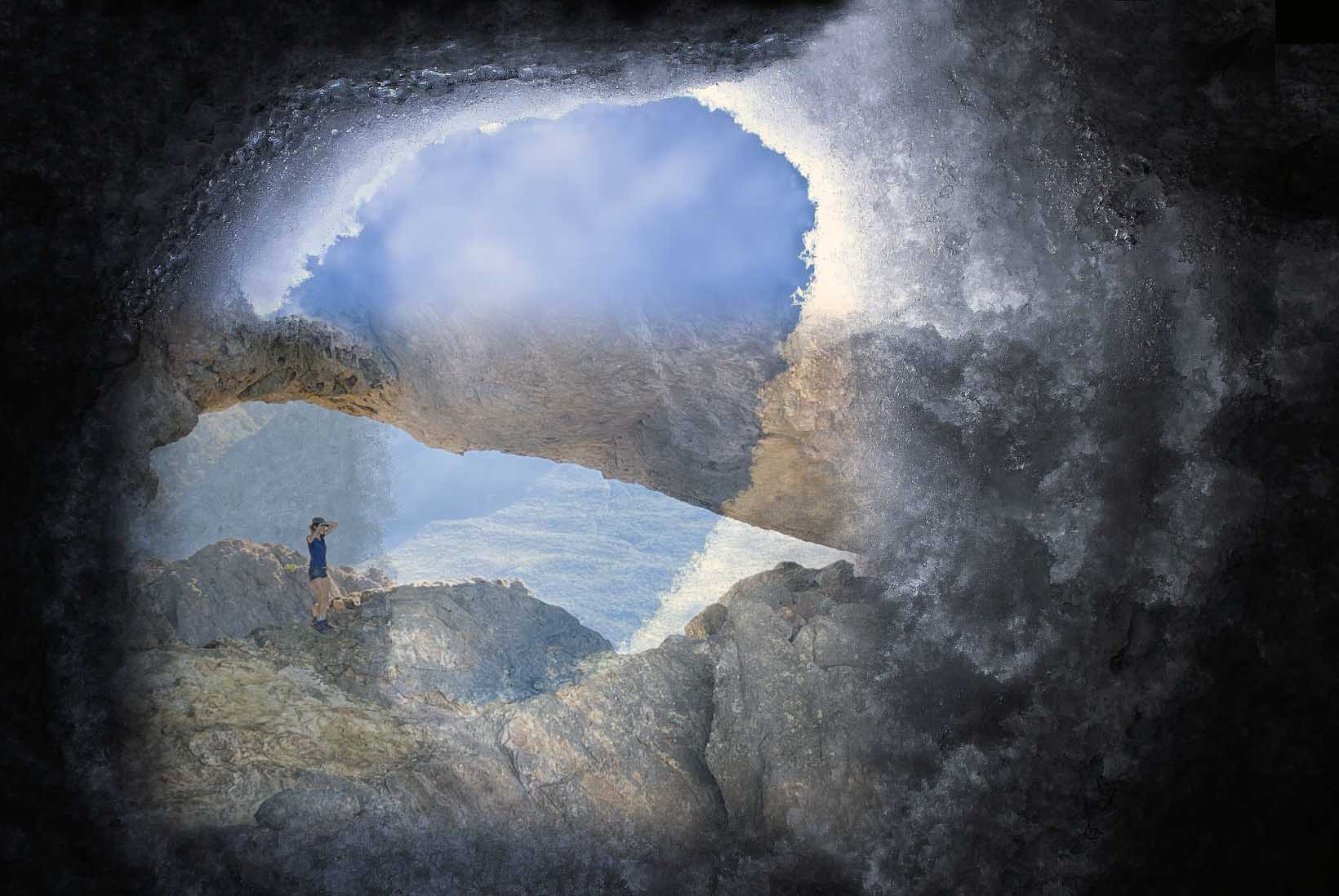 A la izquierda, Verónica Battaglia en Cerro Ventana, Bariloche, Patagonia, Argentina.