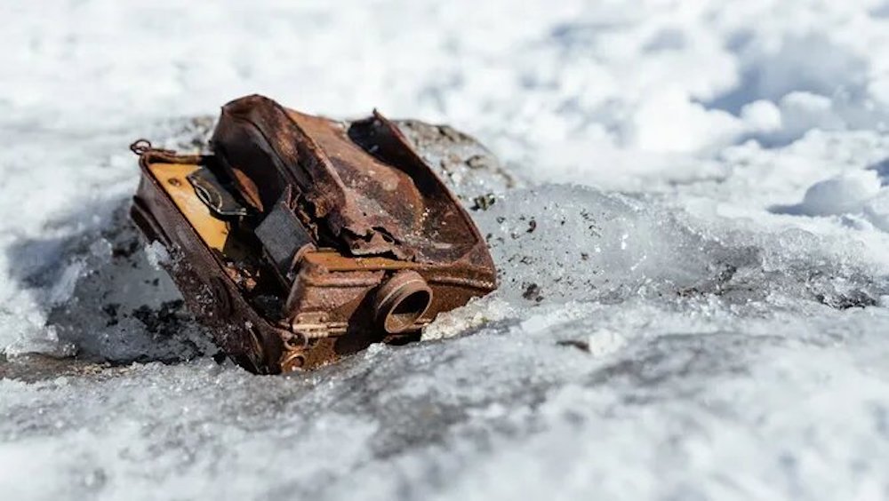 Recuperada una cámara que dos exploradores abandonaron en un glaciar en 1937