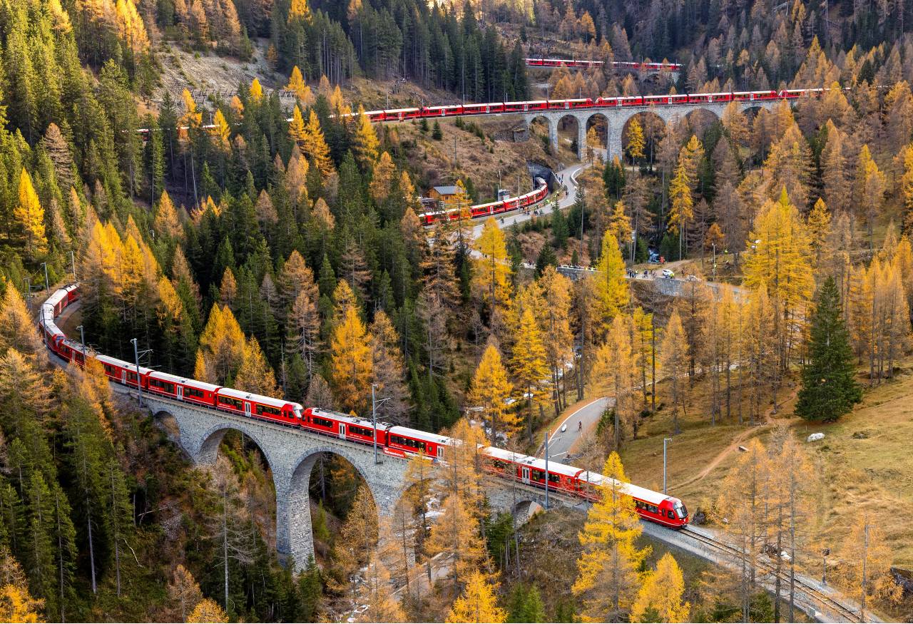 El tren de pasajeros más largo del mundo cruza por un día los Alpes suizos
