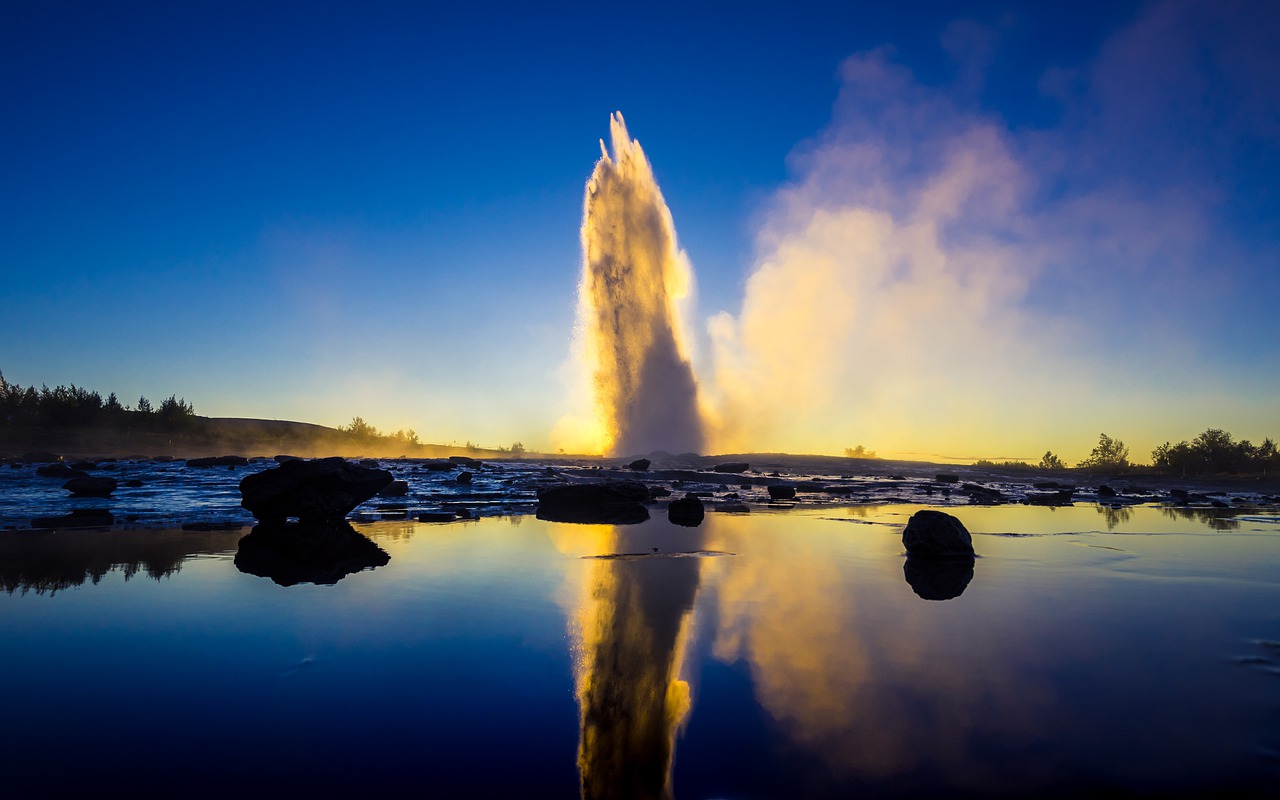 El géiser Strokkur emitiendo su fumarola. Situado en Haukadalur, el valle de los géiseres. Islandia. 