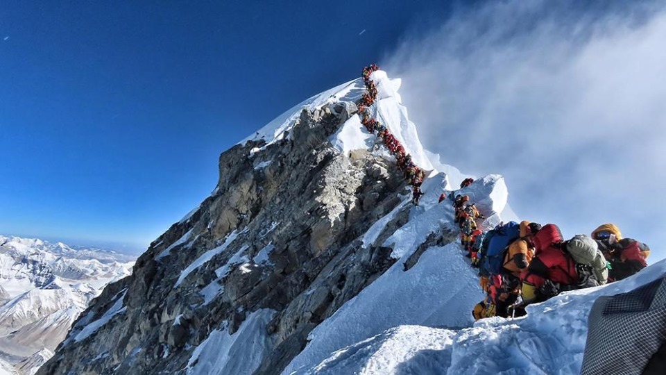 El Everest amenaza con volverse a embotellar este verano con un millar de alpinistas