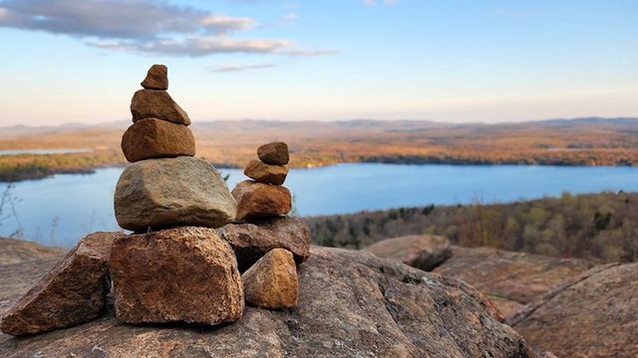 ¿Por qué amontonar piedras cuando vas a la montaña perjudica al ecosistema?