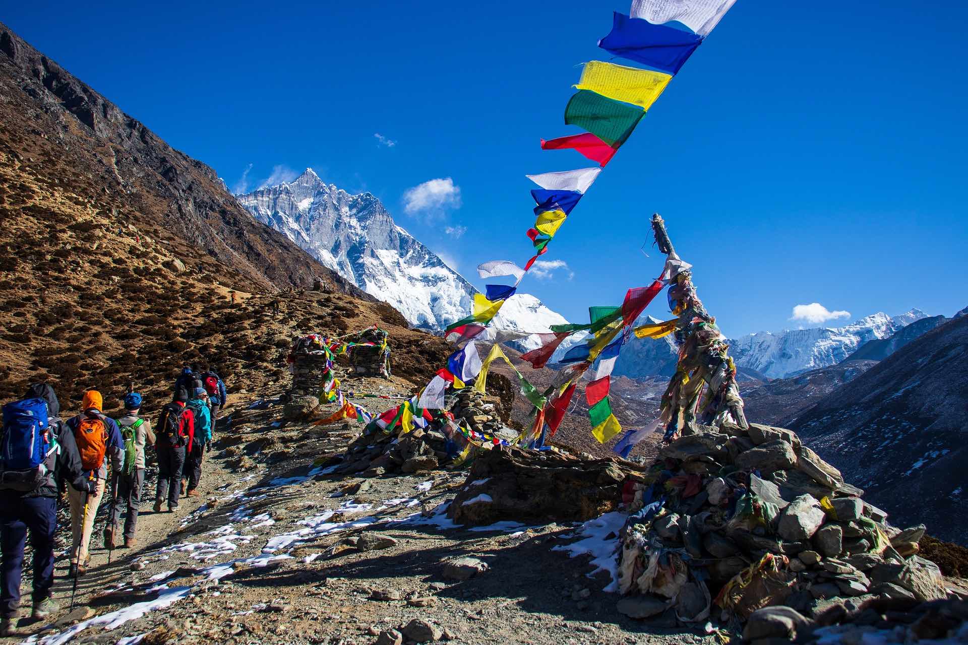 Nepal prohíbe el senderismo en solitario y sin guía