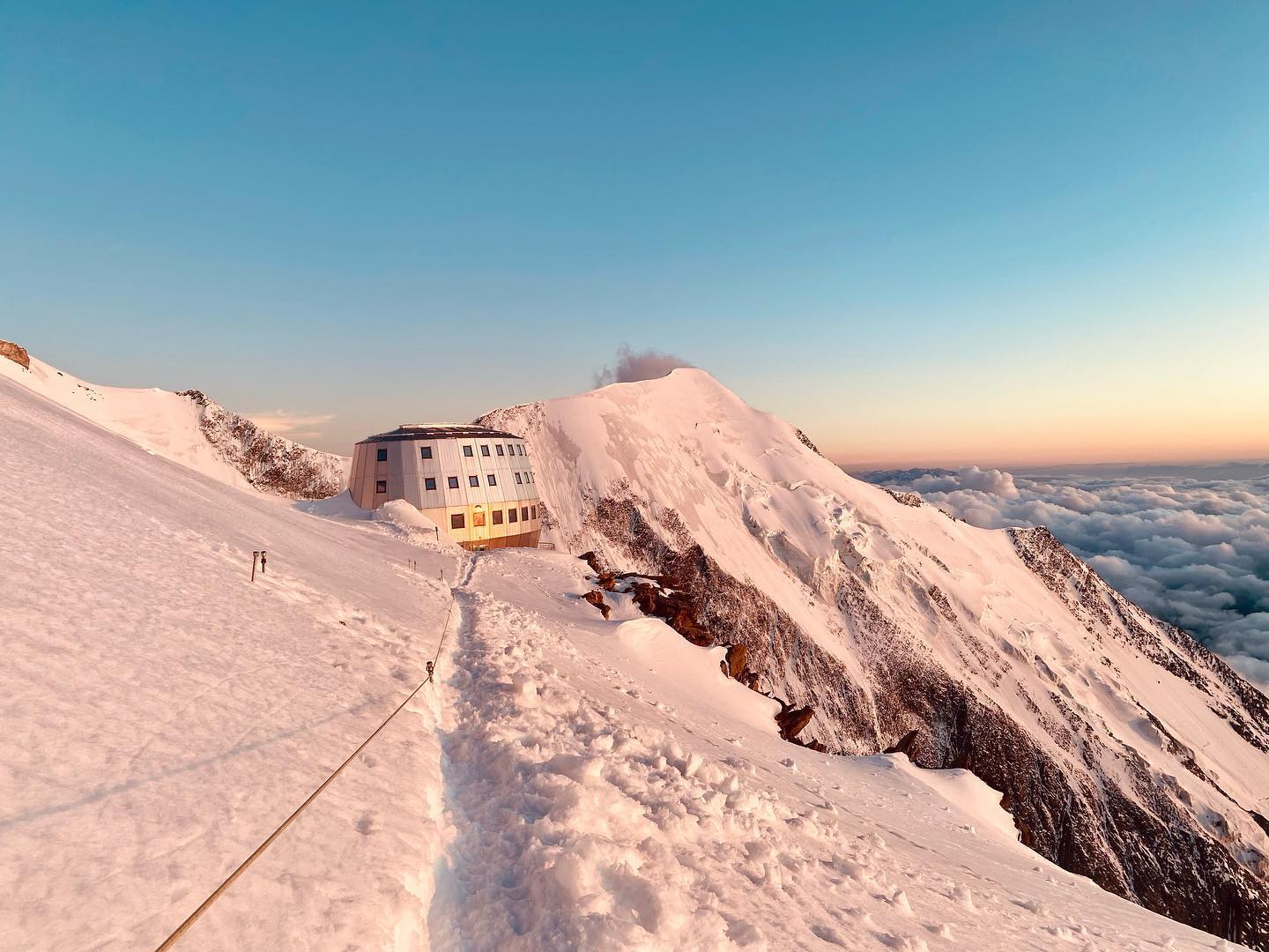 Nuevo inconveniente para subir al Mont Blanc: los refugios retrasan su apertura