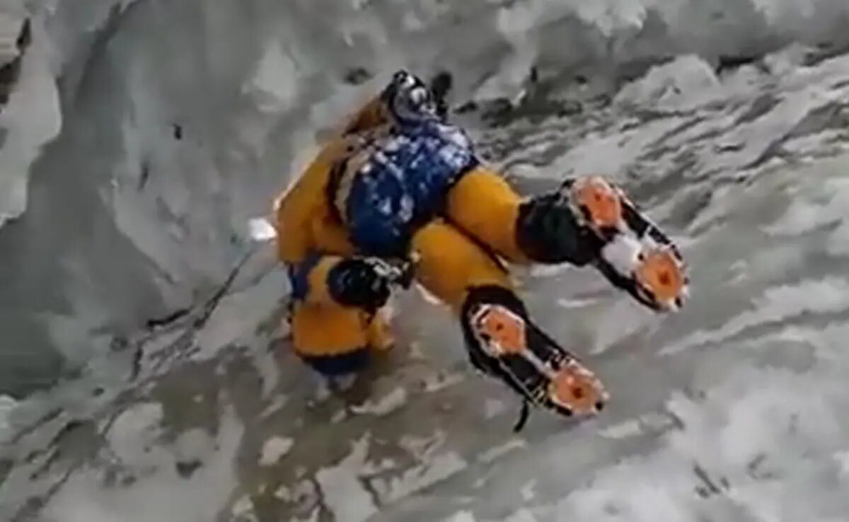 Milagroso rescate de un alpinista tras 72 horas sepultado bajo la nieve en Nepal
