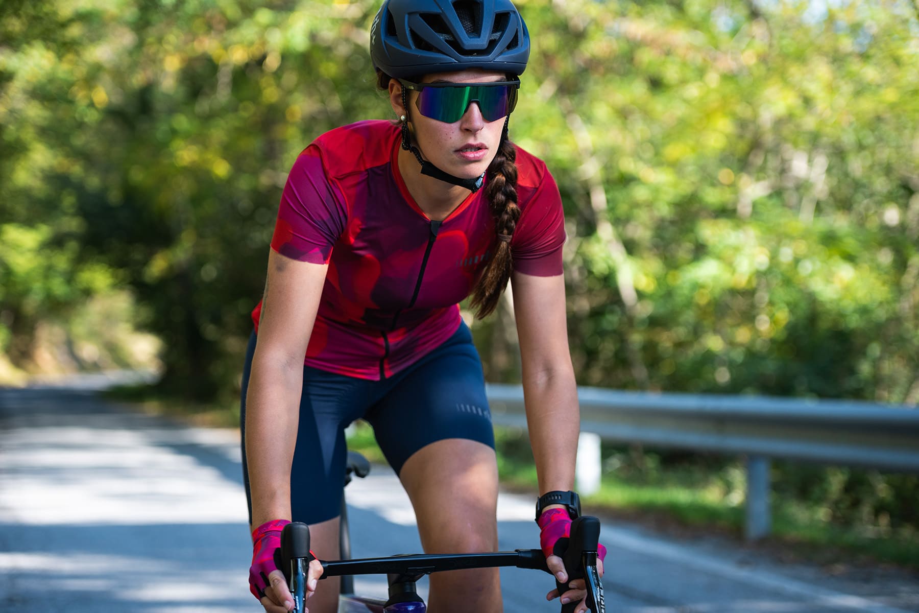 La marca rh+ reformula el ciclismo femenino con su nueva colección de carretera