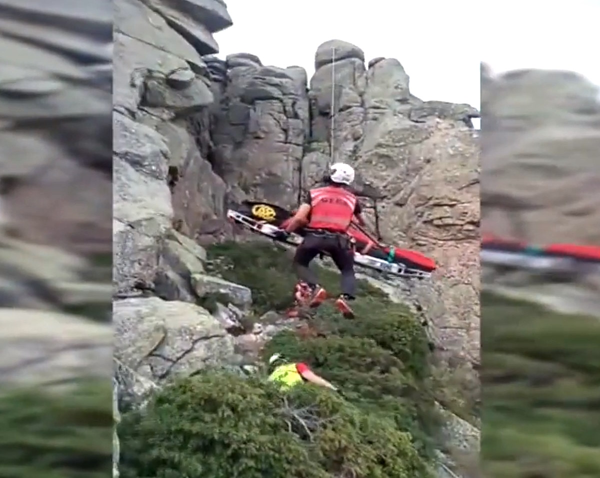 Vídeo del rescate de una escaladora que cayó al vacío desde cuatro metros en Navacerrada