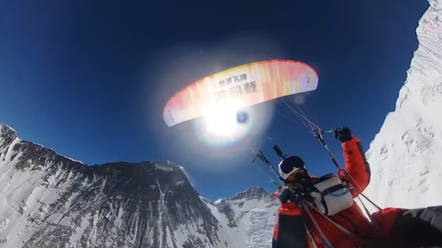 Primer vuelo en parapente en el Everest desde los 8.000 metros