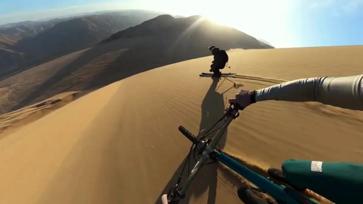 Increíble baja de esquí y MTB por una de las dunas más altas del mundo