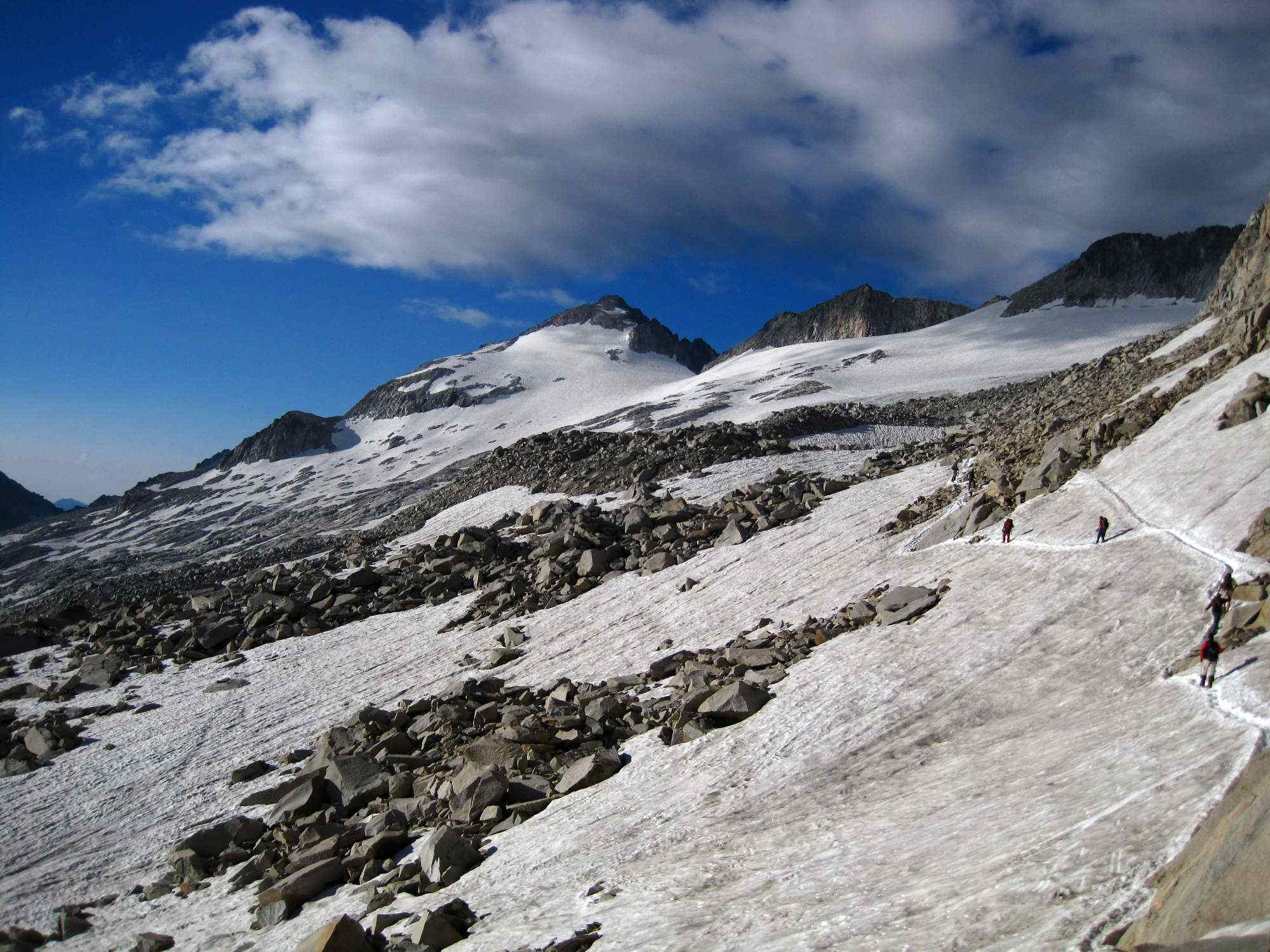 El glaciar del Aneto vuelve amenazar hielo y caída de piedras para los excursionistas
