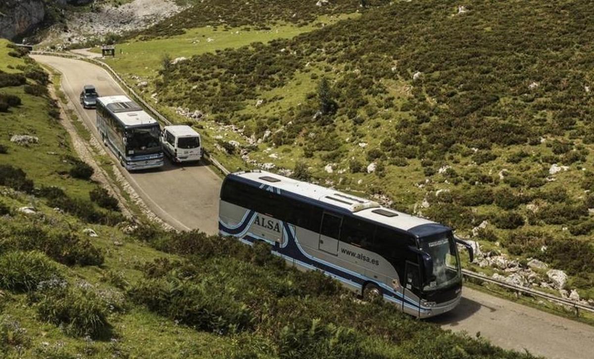 Nuevas medidas en los Lagos de Covadonga: prohibida la circulación de vehículos particulares