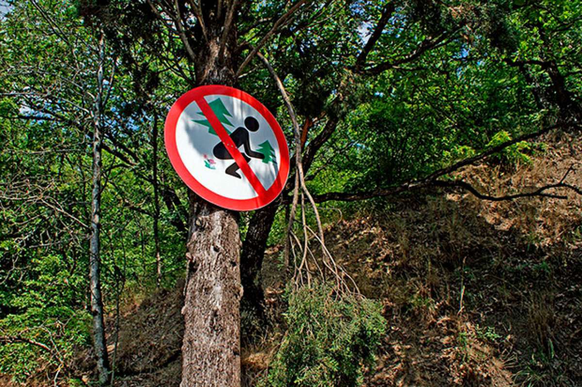 La FEEC alerta del riesgo de cagar en la montaña porque daña el medio ambiente