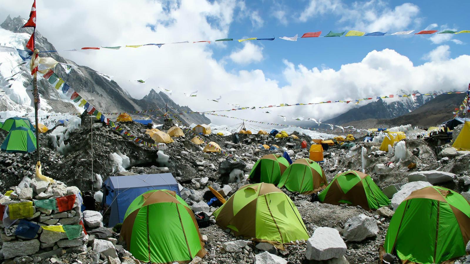 Proyecto de campamento base sostenible para el Everest
