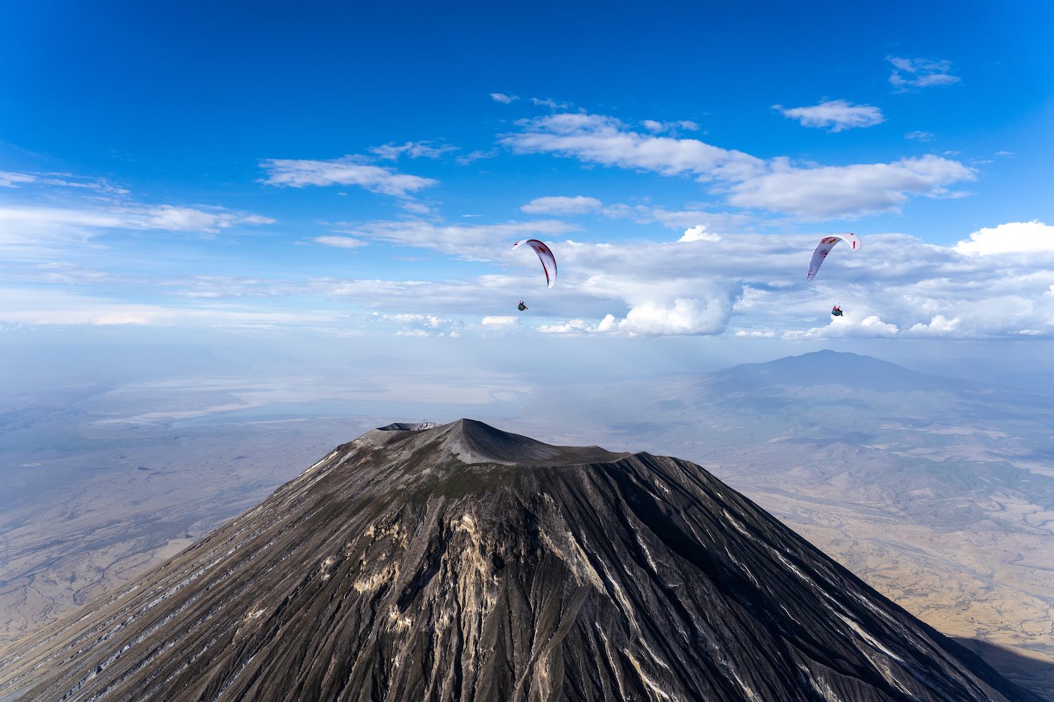 La nueva aventura de Horacio Llorens le lleva a volar volcanes y hacer parapente con Masáis