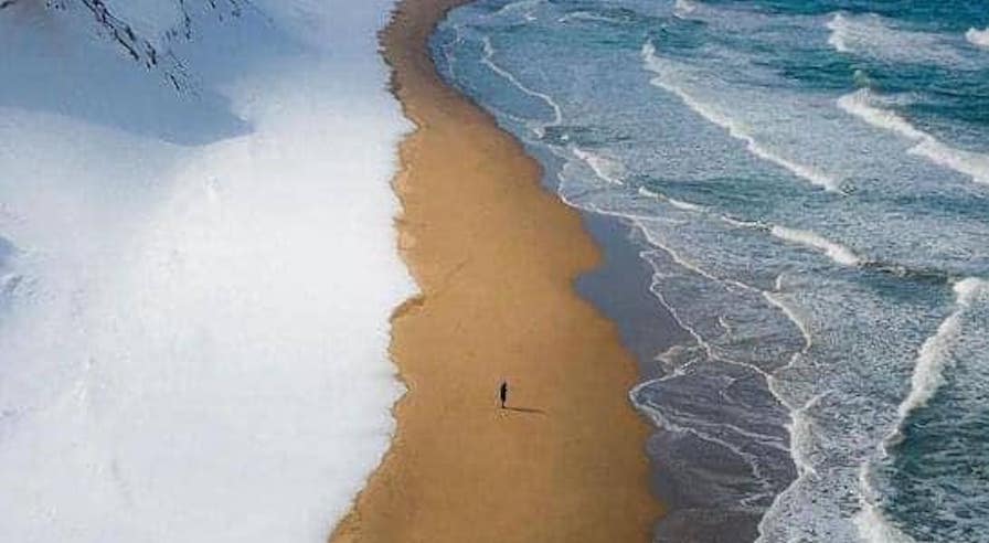 Existe una playa en el mundo donde conviven cada invierno nieve, arena y agua