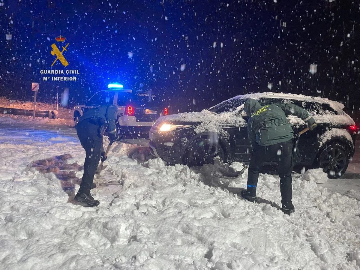 ¿No sabes poner las cadenas para la nieve? La Guardia Civil te enseña a hacerlo en un minuto