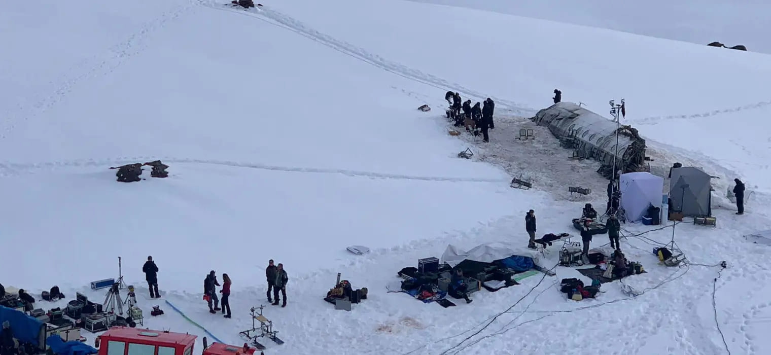 El vídeo “viejo” del avión en Sierra Nevada y la orina negra que están dando que hablar de La Sociedad de la Nieve