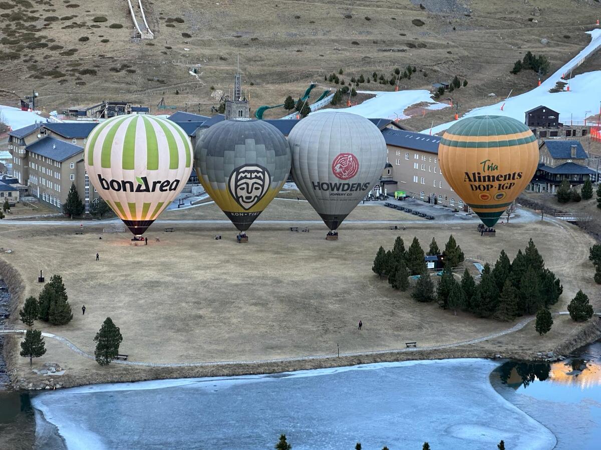 Cuatro globos aerostáticos vuelan desde Vall de Núria por primera vez en la historia