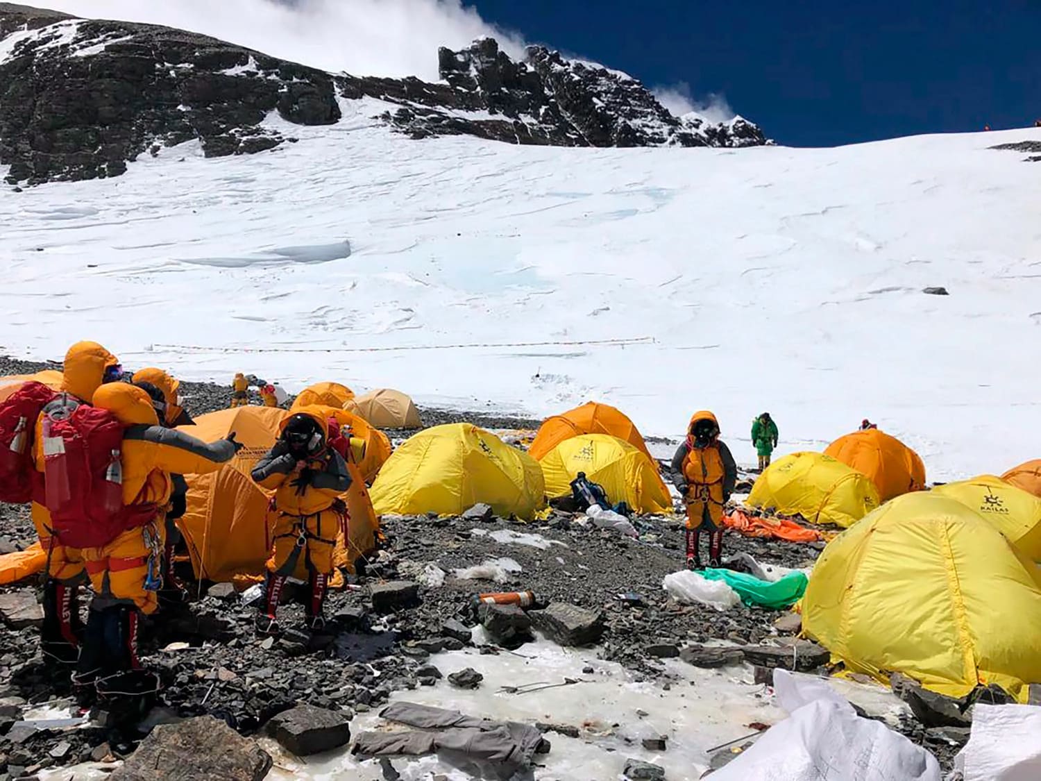 Los alpinistas que suban al Everest deberán bajar con sus desechos fisiológicos 