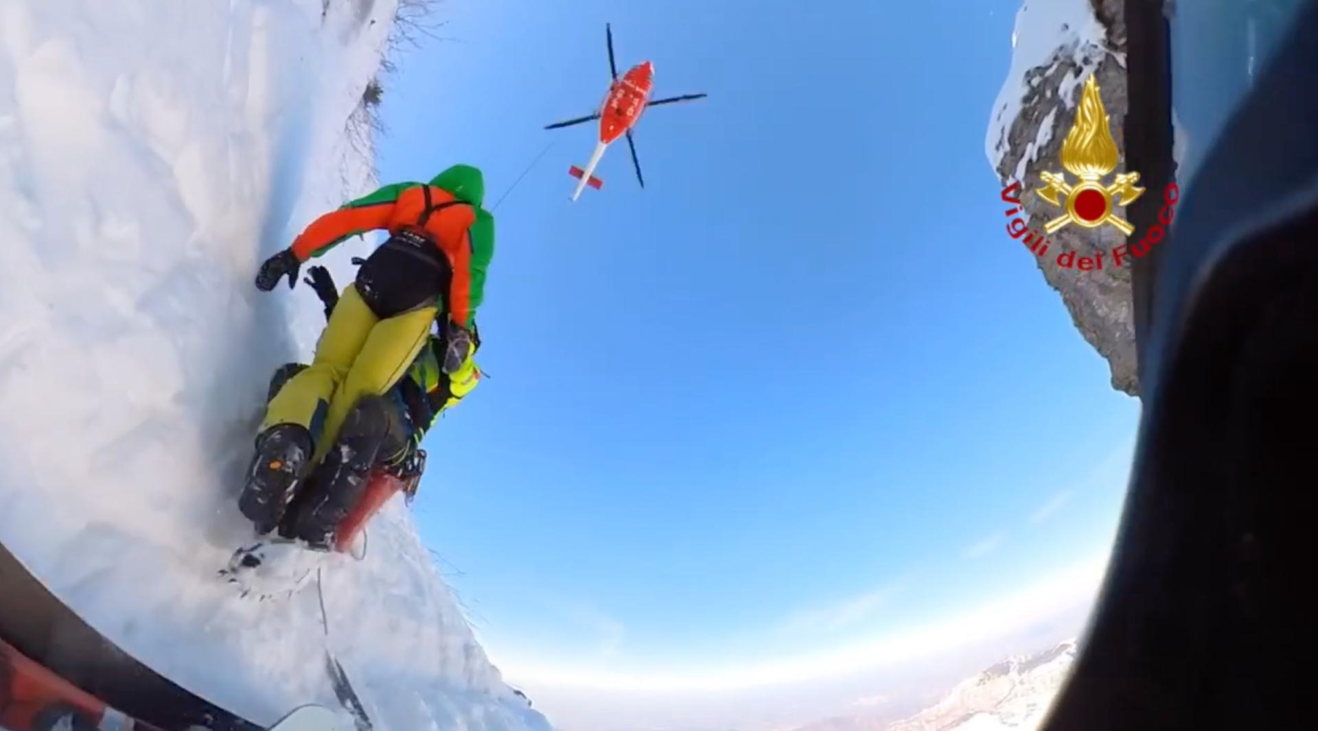 Espectacular rescate de dos esquiadores y un snowboarder en el Monte Modelè