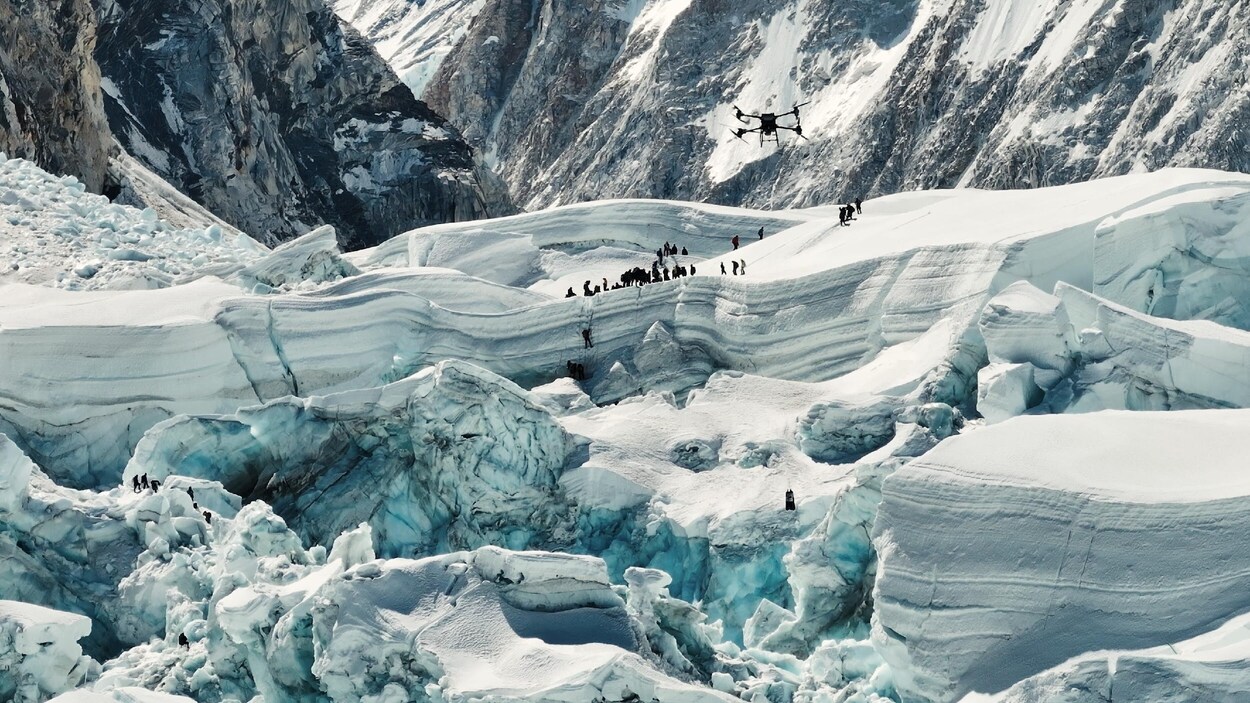 Punto y final de la temporada en el Everest con 600 cumbres, 8 muertos y un dron a 6.000 metros