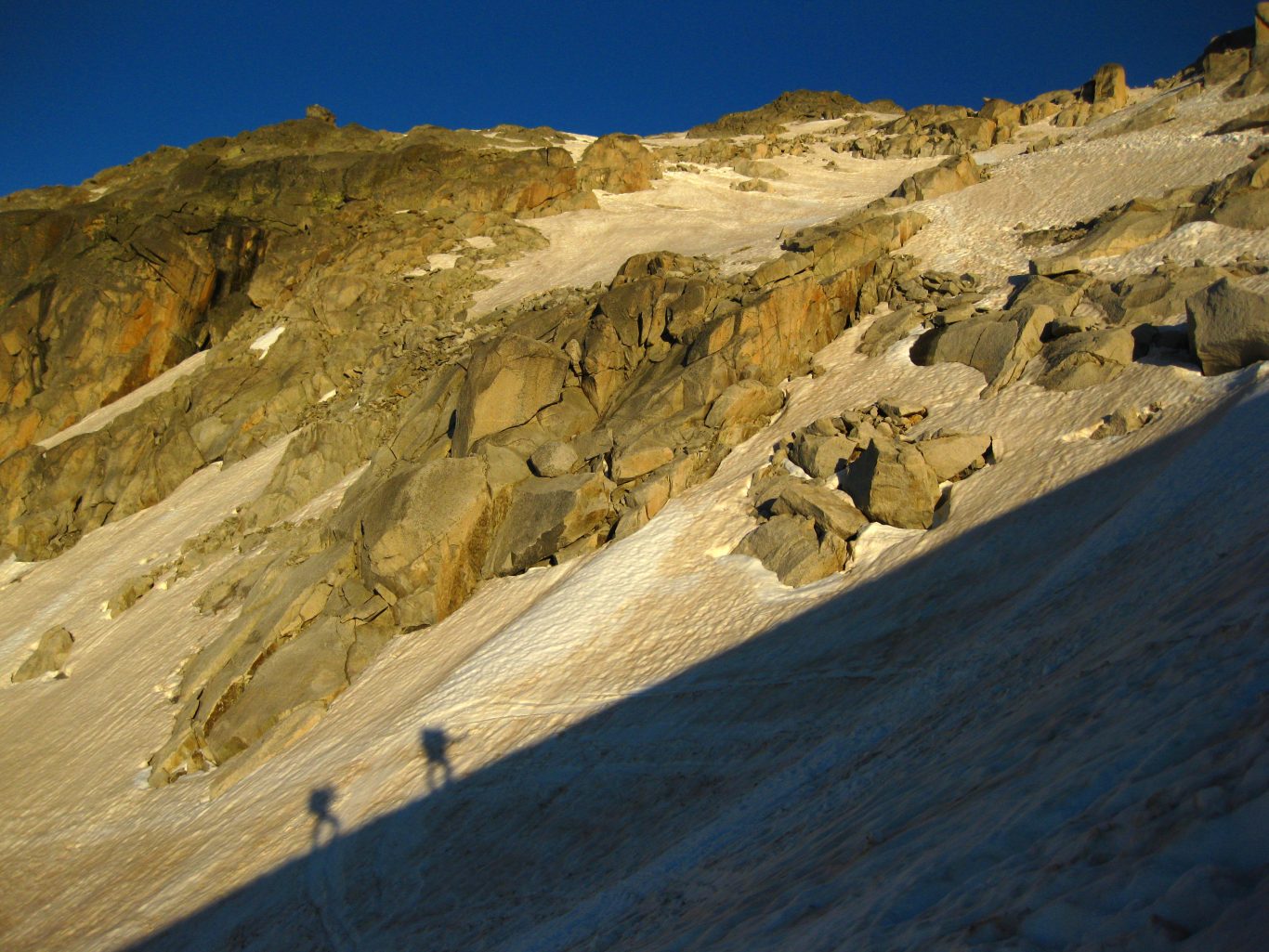 Recomendaciones para explorar el glaciar del Aneto en un inicio de verano con bastante nieve